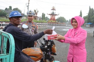 Ramadhan Penuh Berkah, Ibu Ketua Bhayangkari Cabang Lampung Tengah Berbagi Takjil Untuk Masyarakat
