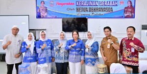 Dukung Pengrajin Lokal, Zita Anjani Bagikan 50 Guci Karya Gerabah Kepada PKK Dan Dekranasda Lamsel