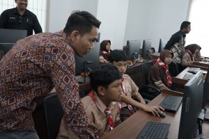 Siswa SD Citra Bangsa School Pringsewu Kunjungi IIB Darmajaya, Belajar Pembuatan Poster Digital