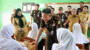 Walikota Eva Dwiana Dampingi Kejati Lampung Tinjau Program MBG Di Sekolah Bandarlampung