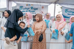 Kolaborasi TP. PKK, DWP, Dan OPD Lampung Bagikan 300 Paket Takjil Ramadan