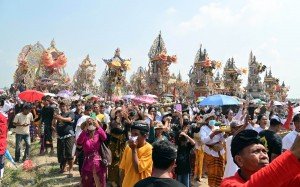 Bukan Di Bali, Ngaben Massal Balinuraga Memikat Turis Italia Dan Puluhan Ribu Pengunjung