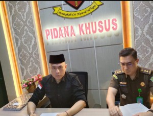 KEJATI Lampung Serahkan Penanganan Laporan DPP KAMPUD Ke KEJARI Lamteng Terkait Korupsi BOKB Rp 8,9M
