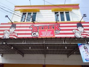 Belum Bayar Pajak, Reklame Bebek Carok Tretan Muslim Ditempel Stiker Merah