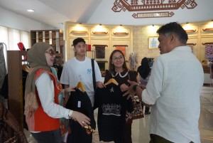 Ratusan Peserta HUT REI Kunjungi Dekranasda Lampung, Produk Kriya, Wastra Jadi Daya Tarik