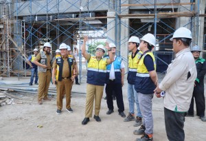 Pj. Gubernur Samsudin Tinjau Renovasi Stadion Pahoman Dan Masjid Raya Al-Bakrie Saburai