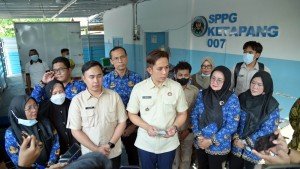 Usai Jenguk Siswi Yang Diduga Keracunan, Bupati Egi Minta BGN Suspend SPPG Yang Belum Penuhi Standar