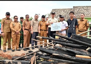 Bupati Egi Serahkan Bantuan Bedah Rumah Pasca Kebakaran Di Sidomulyo