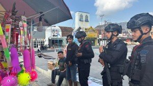 Patroli Dialogis Brimob Gegana Sisir Masjid Dan Pasar Di Bandar Lampung