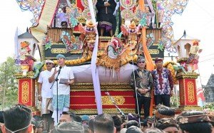 Diarak Di Atas Bade,  Bupati Egi Bawa Mimpi Besar Balinuraga Jadi 'Penglipuran' Kedua Pada 2027