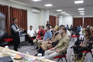 Cultural Exchange FST UIN RIL, Kenalkan Budaya Lampung Ke Tamu AS