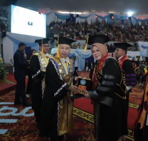 Dosen Prodi Manajemen IIB Darmajaya Lulusan Terbaik 3 Tingkat Universitas Wisuda Unila