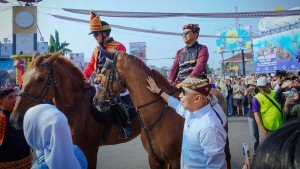 Puncak Festival Krakatau XXXV 2026, Gubernur Mirza Flag Off Lampung Tapis Karnaval