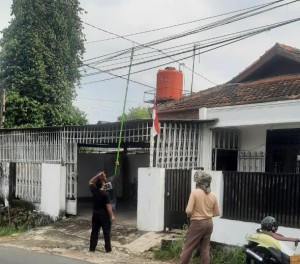 Mengurai Kesemrawuran, Tim Disperkim Kota Lakukan Penertiban Kabel Fiber Optik Di Bandar Lampung