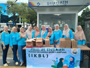 IKBL Bank Lampung Gelar Jumat Berkah, Berbagi Takjil Hingga Santuni Panti Asuhan